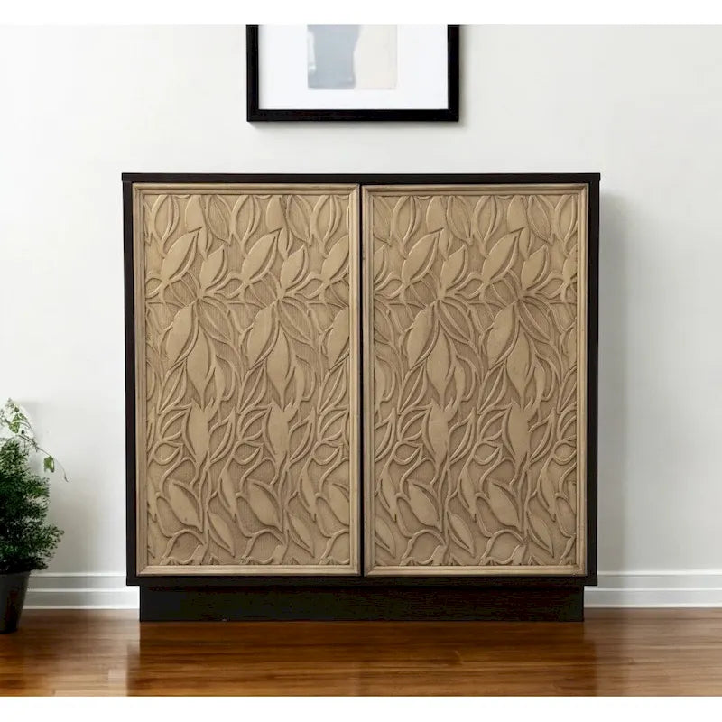 Buffet deux portes sculpté de motifs floraux naturels